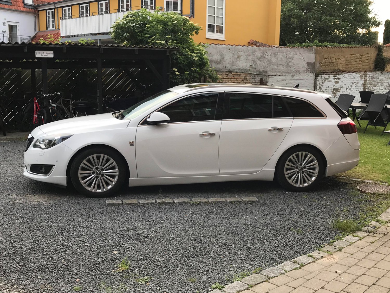 Insignia venstre side profil billed.jpg